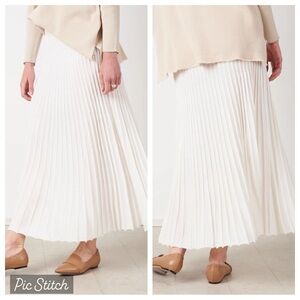 Alpha Studio pleated skirt in winter white latte- Size 42/ US M/ US 6